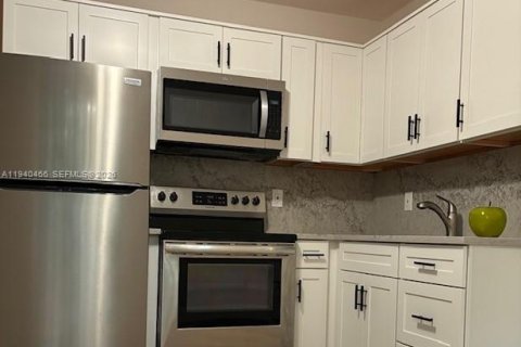 House in Miami, Florida 3 bedrooms, 183.11 sq.m. № 1998388 - photo 5