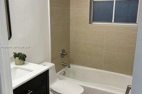 House in Miami, Florida 3 bedrooms, 183.11 sq.m. № 1998388 - photo 13