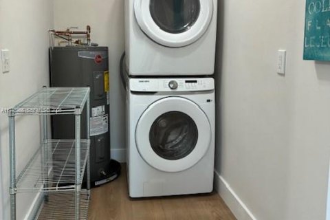 House in Miami, Florida 3 bedrooms, 183.11 sq.m. № 1998388 - photo 4