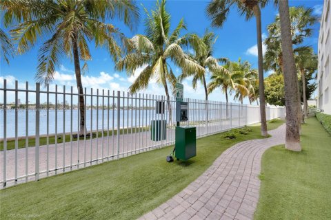 Condo in Miami Beach, Florida, 2 bedrooms  № 1756725 - photo 30