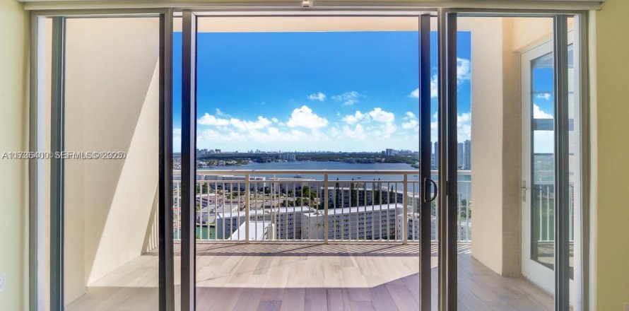 Кондоминиум с 2 спальнями в Авентура, Флорида № 1990908