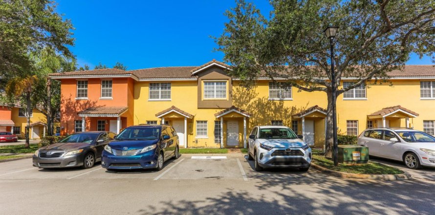 Adosado en Lauderhill, Florida 2 dormitorios, 113.71 m2 № 2083050