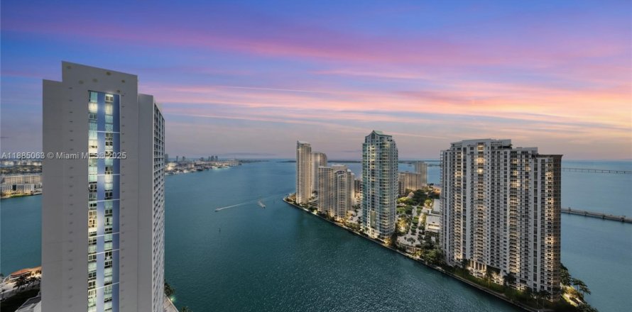 Condominio en Miami, Florida, 2 dormitorios № 1932437
