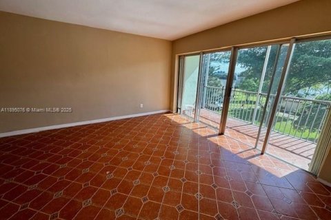 Condominio en alquiler en Miami, Florida, 3 dormitorios, 103.68 m2 № 1950946 - foto 2