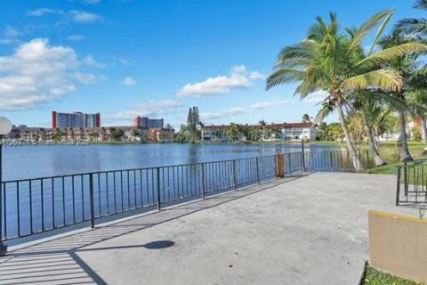 Condominio en alquiler en Miami, Florida, 3 dormitorios, 103.68 m2 № 1950946 - foto 14
