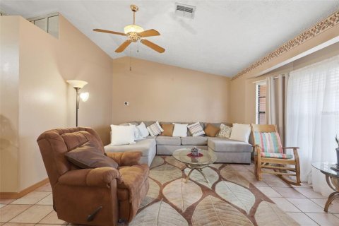 Casa en venta en Deltona, Florida, 3 dormitorios, 175.77 m2 № 2114781 - foto 9