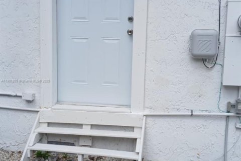 Commercial property in Miami, Florida 1 bedroom № 1951833 - photo 3