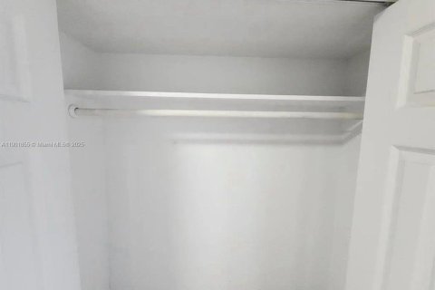 Commercial property in Miami, Florida 1 bedroom № 1951833 - photo 6