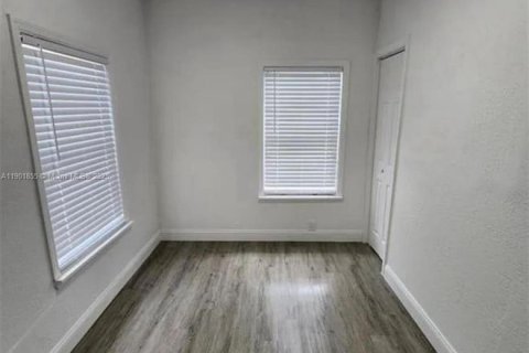 Commercial property in Miami, Florida 1 bedroom № 1951833 - photo 4