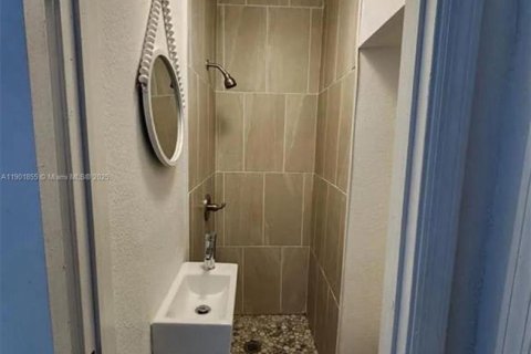 Commercial property in Miami, Florida 1 bedroom № 1951833 - photo 5