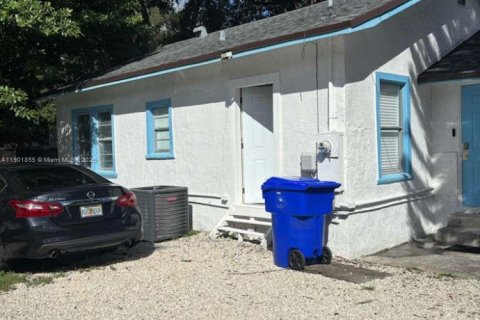 Commercial property in Miami, Florida 1 bedroom № 1951833 - photo 2