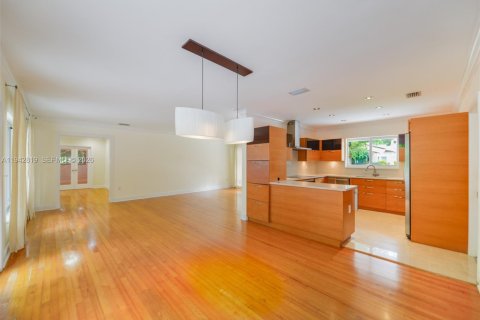 Villa ou maison à louer à Coral Gables, Floride: 4 chambres, 211.17 m2 № 2000156 - photo 6