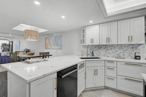 Condo in Sarasota, Florida, 2 bedrooms  № 1840109 - photo 9