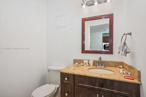 Condo in Miami, Florida, 1 bedroom  № 1921059 - photo 6