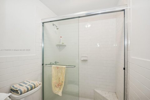 Condo in Miami, Florida, 1 bedroom  № 1921059 - photo 11
