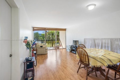 Condo in Miami, Florida, 1 bedroom  № 1921059 - photo 2