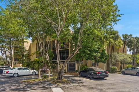 Condo in Miami, Florida, 1 bedroom  № 1921059 - photo 17
