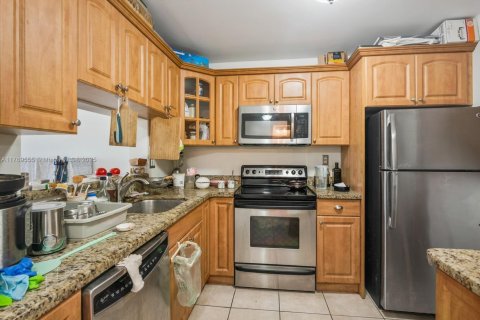 Condo in Miami, Florida, 1 bedroom  № 1921059 - photo 5