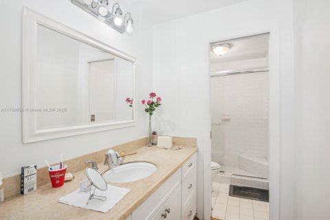 Condo in Miami, Florida, 1 bedroom  № 1921059 - photo 9