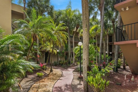 Condo in Miami, Florida, 1 bedroom  № 1921059 - photo 1