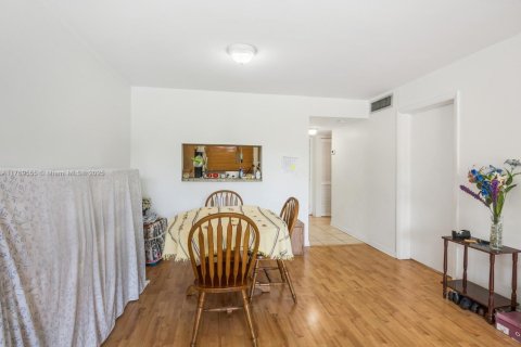 Condo in Miami, Florida, 1 bedroom  № 1921059 - photo 4