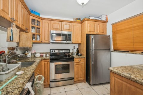 Condo in Miami, Florida, 1 bedroom  № 1921059 - photo 10