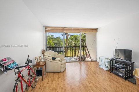 Condo in Miami, Florida, 1 bedroom  № 1921059 - photo 3