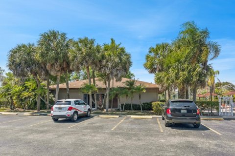 Condo in Miami, Florida, 1 bedroom  № 1921059 - photo 15