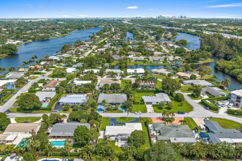 House in Lake Clarke Shores, Florida 3 bedrooms, 168.62 sq.m. № 1128033 - photo 1