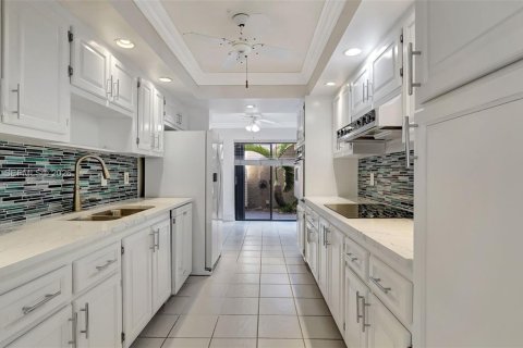 Townhouse in Hollywood, Florida 3 bedrooms, 218.32 sq.m. № 2059782 - photo 12