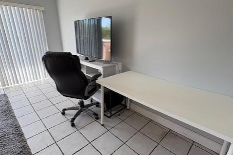 Condo in North Miami, Florida, 1 bedroom № 2083087 - photo 8