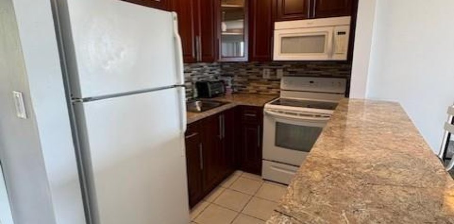 Condo in North Miami, Florida, 1 bedroom № 2083087
