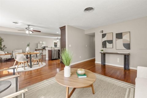 House in Orlando, Florida 3 bedrooms, 136.75 sq.m. № 2196638 - photo 6