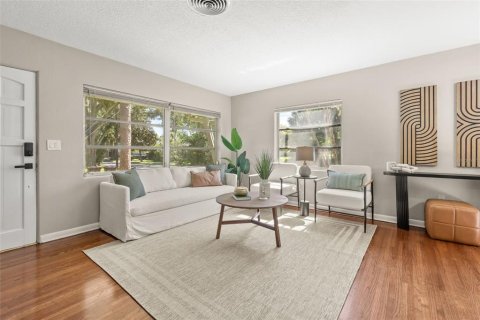 House in Orlando, Florida 3 bedrooms, 136.75 sq.m. № 2196638 - photo 4