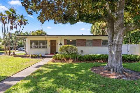 House in Orlando, Florida 3 bedrooms, 136.75 sq.m. № 2196638