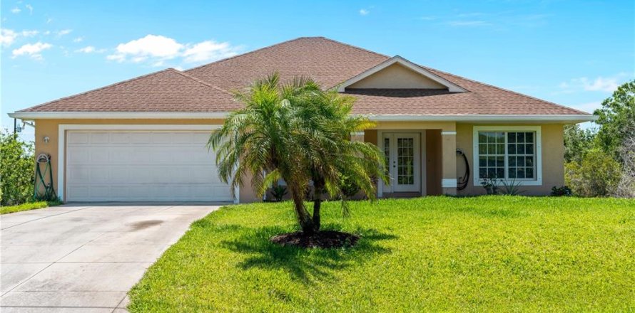 House in Port Charlotte, Florida 3 bedrooms, 171.03 sq.m. № 1744846