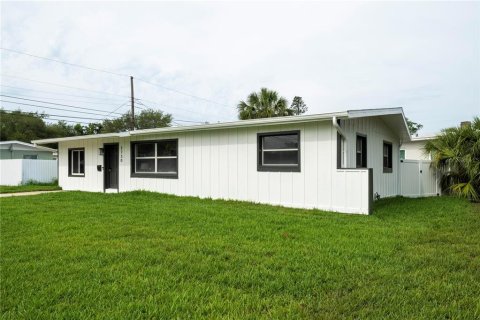 House in Saint Petersburg, Florida 3 bedrooms, 111.48 sq.m. № 2199453
