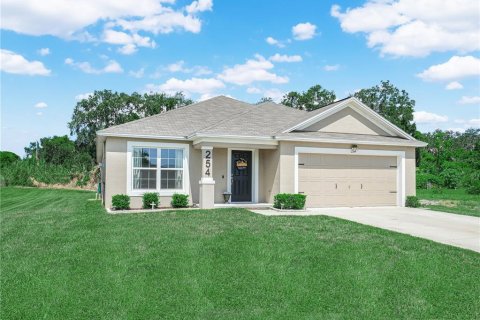 House in Frostproof, Florida 4 bedrooms, 182.55 sq.m. № 1853489 - photo 1