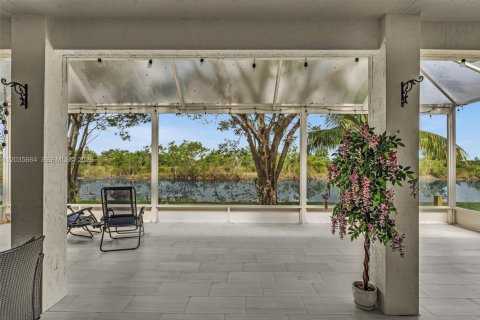 Купить виллу или дом в Уэстон, Флорида 5 спален, 248.23м2, № 2085374 - фото 24