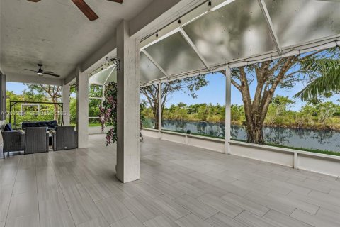 Купить виллу или дом в Уэстон, Флорида 5 спален, 248.23м2, № 2085374 - фото 23