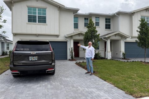 Townhouse in Loxahatchee Groves, Florida 4 bedrooms, 214.79 sq.m. № 2062733 - photo 2