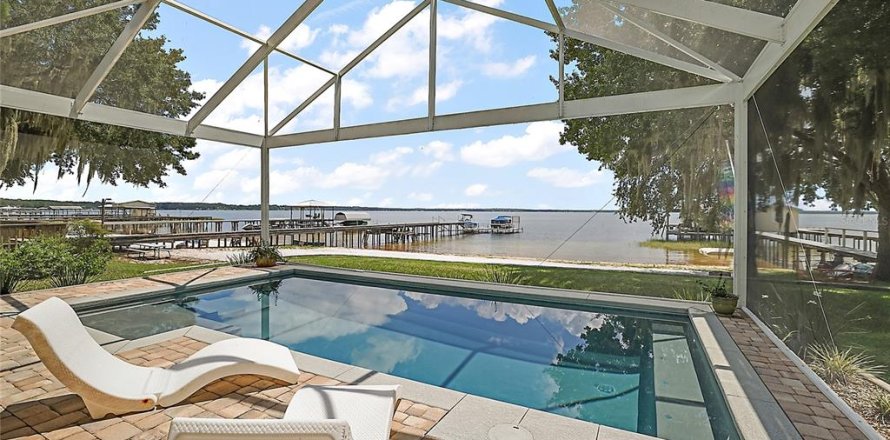 House in Ocklawaha, Florida 4 bedrooms, 192.31 sq.m. № 1815899