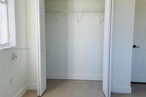 Снять в аренду таунхаус в Дорал, Флорида 3 спальни, 140.38м2, № 1951552 - фото 20