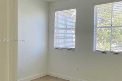 Снять в аренду таунхаус в Дорал, Флорида 3 спальни, 140.38м2, № 1951552 - фото 24