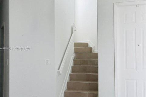 Снять в аренду таунхаус в Дорал, Флорида 3 спальни, 140.38м2, № 1951552 - фото 4