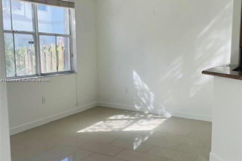 Снять в аренду таунхаус в Дорал, Флорида 3 спальни, 140.38м2, № 1951552 - фото 7