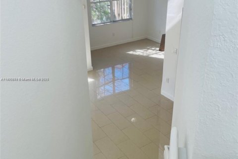 Снять в аренду таунхаус в Дорал, Флорида 3 спальни, 140.38м2, № 1951552 - фото 11