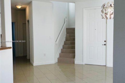 Снять в аренду таунхаус в Дорал, Флорида 3 спальни, 140.38м2, № 1951552 - фото 3