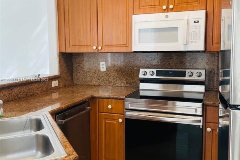 Снять в аренду таунхаус в Дорал, Флорида 3 спальни, 140.38м2, № 1951552 - фото 10