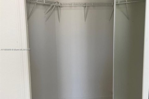 Снять в аренду таунхаус в Дорал, Флорида 3 спальни, 140.38м2, № 1951552 - фото 15